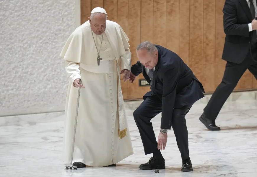 Pope Francis stumbles while walking into Jubilee audience at the ...